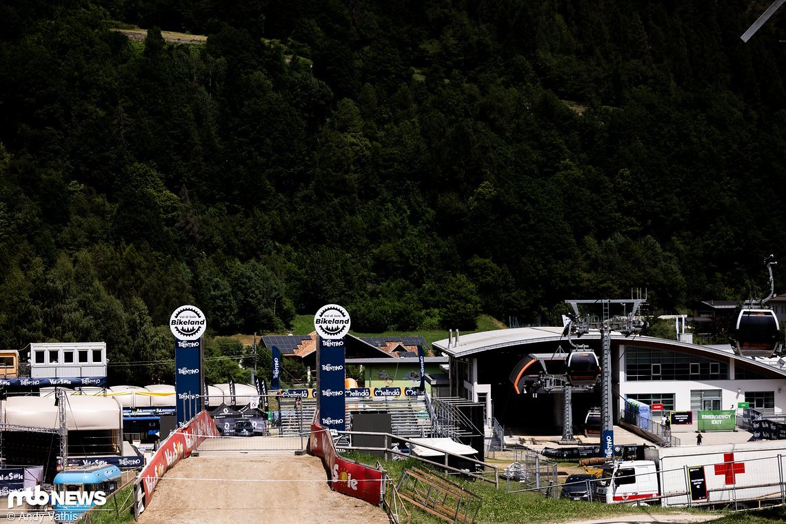 Wer es bis hierhin geschafft hat, der wird es auch ins Ziel schaffen! Die Sam Hill-Kurve ist selbstverständlich wieder dabei und danach geht's im Vollsprint Richtung Hot Seat