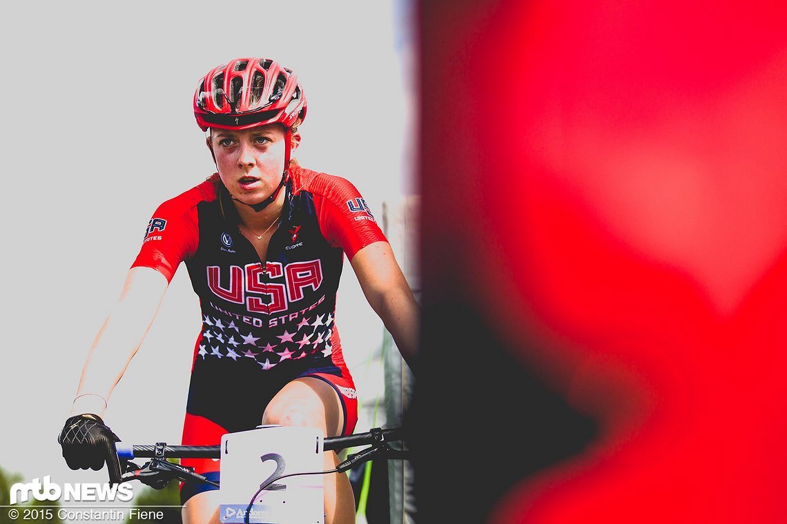 Haley Batten macht sich vor dem wichtigsten Rennen des Jahres auf der Rolle warm.