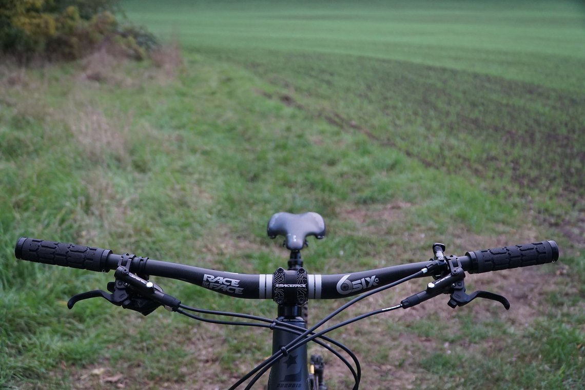 Race Face SixC Lenker in Verbindung mit einem Race Face Atlas Vorbau und ODI Rouge Griffen