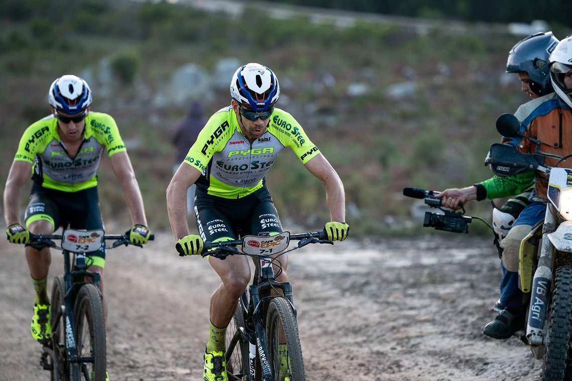 Das südafrikanische Pyga Euro Steel-Duo Matthys Beukes/Philipp Buys konnte als einziges Team im Verfolgerfeld die Lücke zu den Spitzenreitern vom Team Scott-SRAM schließen