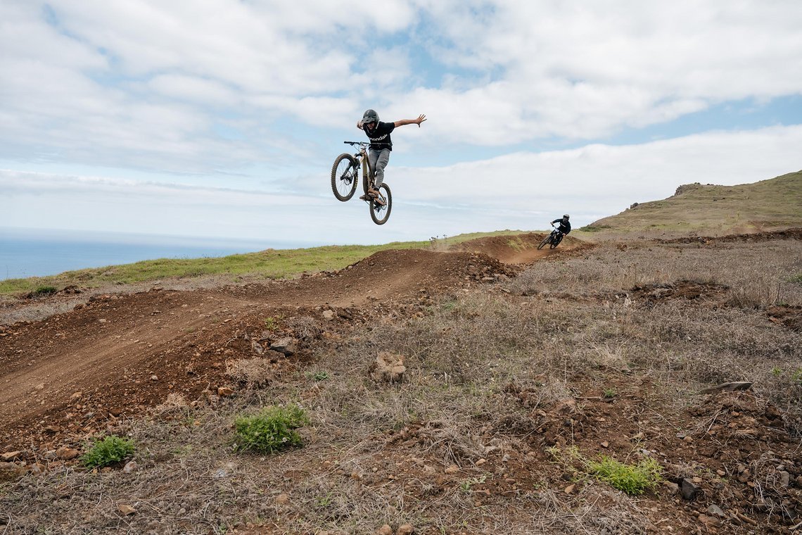 Arthur Deblonde fliegt mit einem perfekten Suicide-No-Hander direkt ins Ziel.