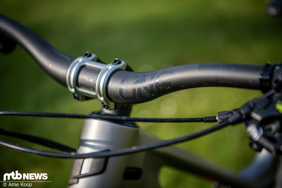 Der Sixpack-Vorbau wird mit einem schicken OneUp-Carbon-Lenker kombiniert.