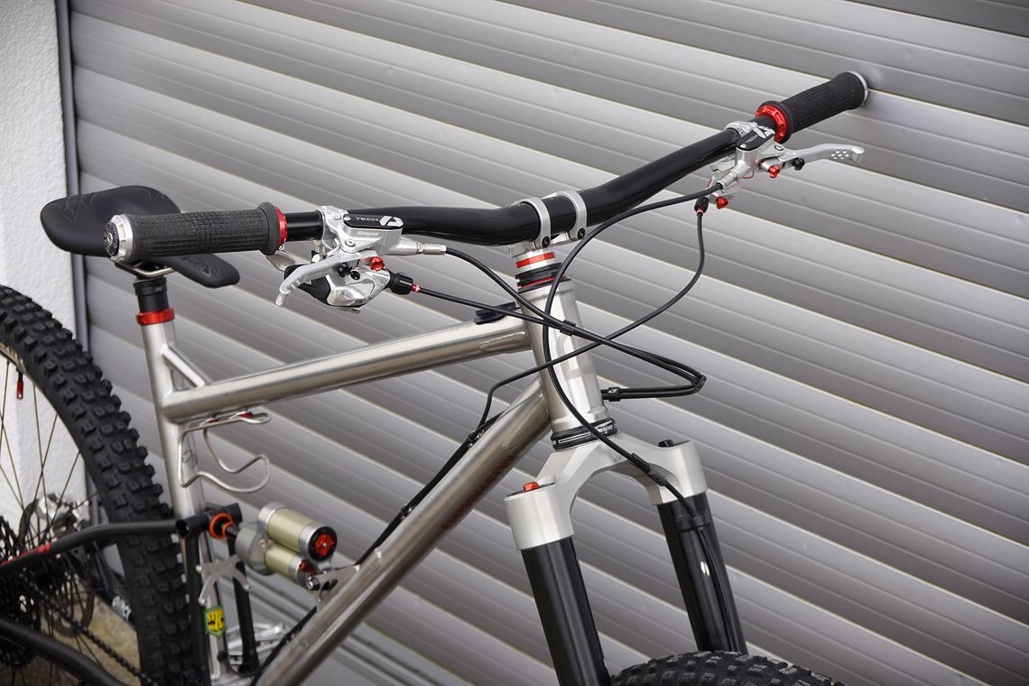 Die Basis für das aufgeräumte Cockpit ist ein Title AH1 Alu Lenker