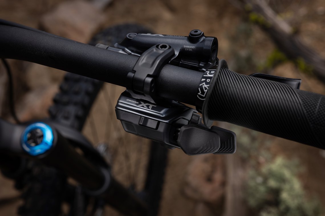 Der SW-M8250 Di2 Schalthebel setzt auf Shimanos RAPID ES Technologie bei dem die Schaltwippen einstellbar sind.