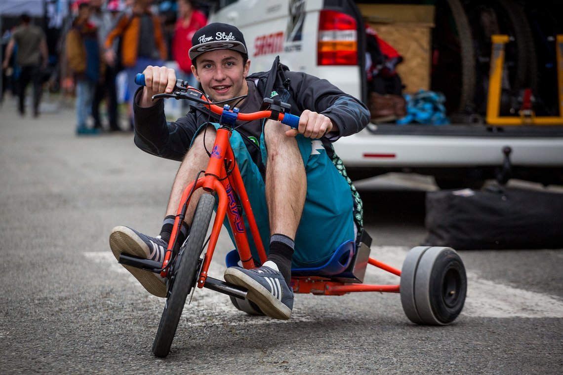 Die wollen doch nur spielen... nach der Quali wurde erst mal das Fahrerlager mit den Drift Trikes unsicher gemacht. Danke an Modern Ride!