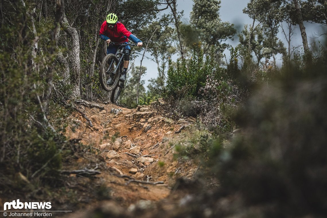 In ruppigem Gelände vermittelt das Commençal Meta Trail V4.2 einem das Gefühl, man würde sich recht schnell in den Grenzbereich des Trailbikes begeben