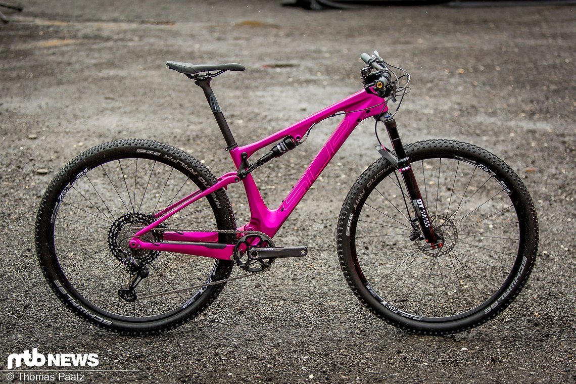 Das Superior MODO Team XF 29 Issue kommt in einer speziellen pinken Lackierung, die Damen besonders ansprechen soll