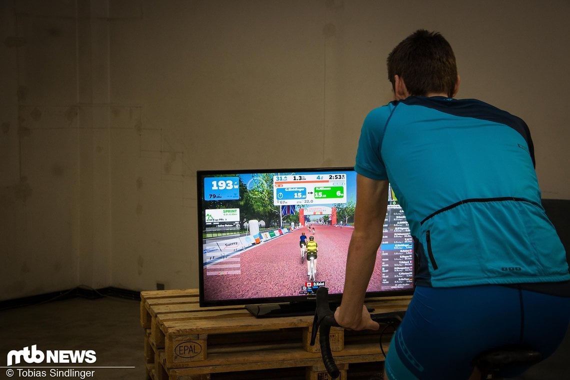 Der Einsatz der Rolle mit der Trainingssoftware Zwift funktioniert größtenteils ohne Probleme