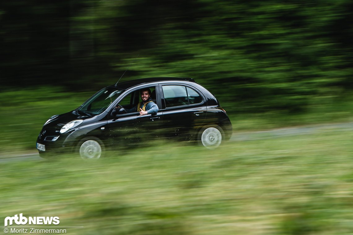 Dass Gregor ein Faible für komische Autos hat, dürfte hinlänglich bekannt sein. Von daher war ich überhaupt nicht überrascht, als es hieß, dass wir mit einem tiefergelegten Nissan Micra zum World Cup nach Leogang fahren müssen