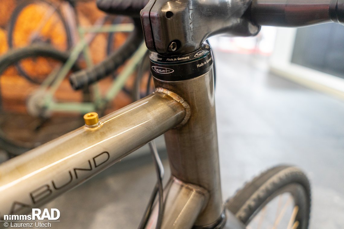 Das Bike ist nur in Raw-Optik erhältlich, um die hochwertige Fertigung hervorzuheben.