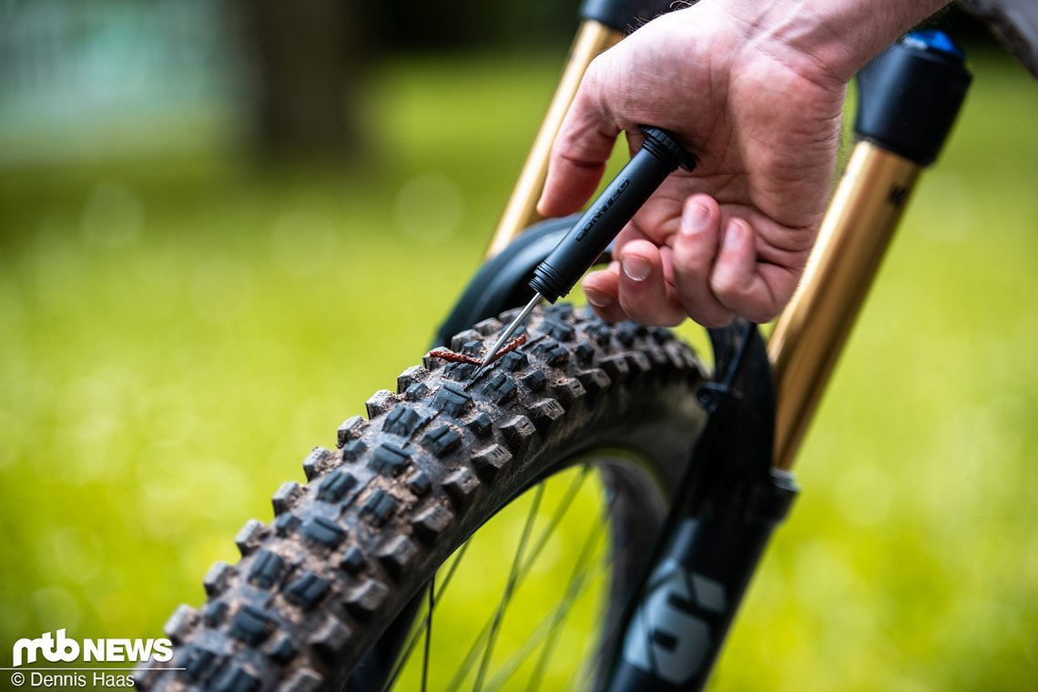 ... die Ahle aufschrauben, Wurst einfädeln und schon habt ihr ein recht großes Werkzeug, um den Tubeless-Reifen zu flicken.