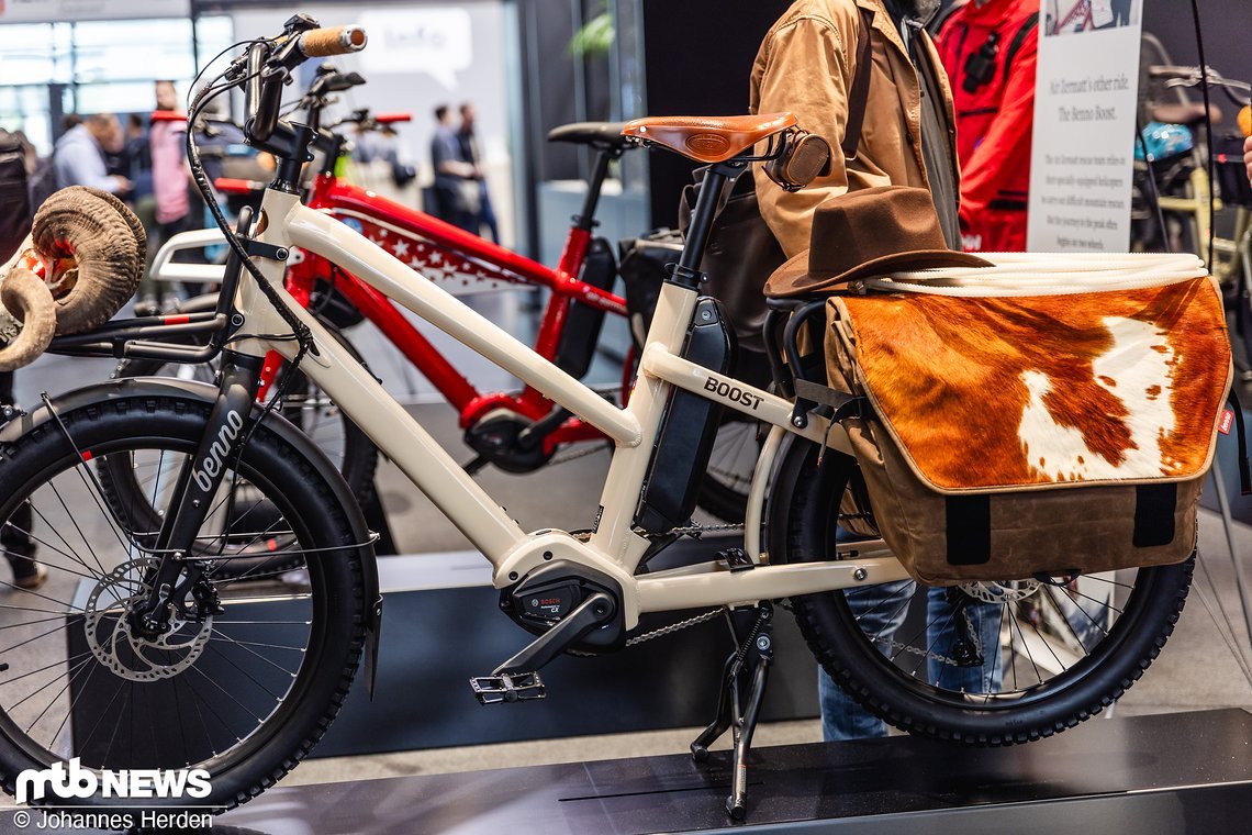 Benno Bikes zeigt das Modell Boost im erdigen Cowboy-Design