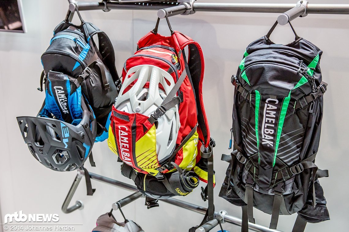Die Camelbak Kudo Rucksäcke bieten Platz für Fullface- und Halbschalenhelme und nehmen an der Unterseite Knieschoner und sonstige Protektoren auf.