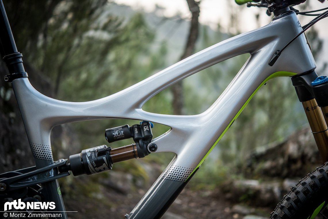 Im unverkennbaren Carbon-Rahmen steckt ein unverkennbarer Fox Float X2-Dämpfer, der die 153 mm Federweg am Heck kontrolliert.