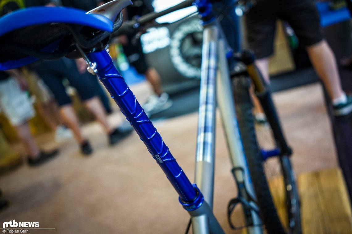 Direkt daneben findet sich ein einmaliges Moots Hardtail, das neben der vielleicht schönsten Sattelstütze...