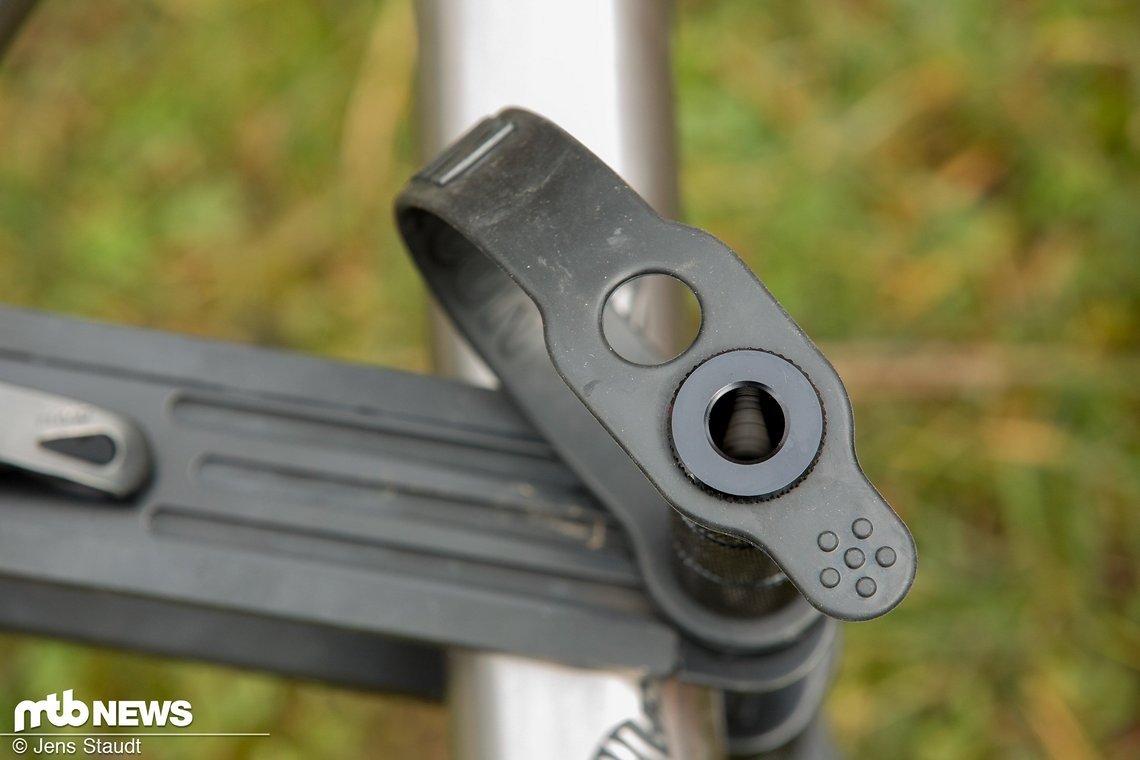 Eine anpassbare Schlaufe sichert den Fuß