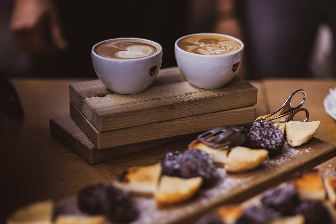 Unwiderstehliche Süssigkeiten vom Cervo kombiniert mit dem besten Kaffee der Zermatt Röesterei – wer kann hier schon wiederstehen?