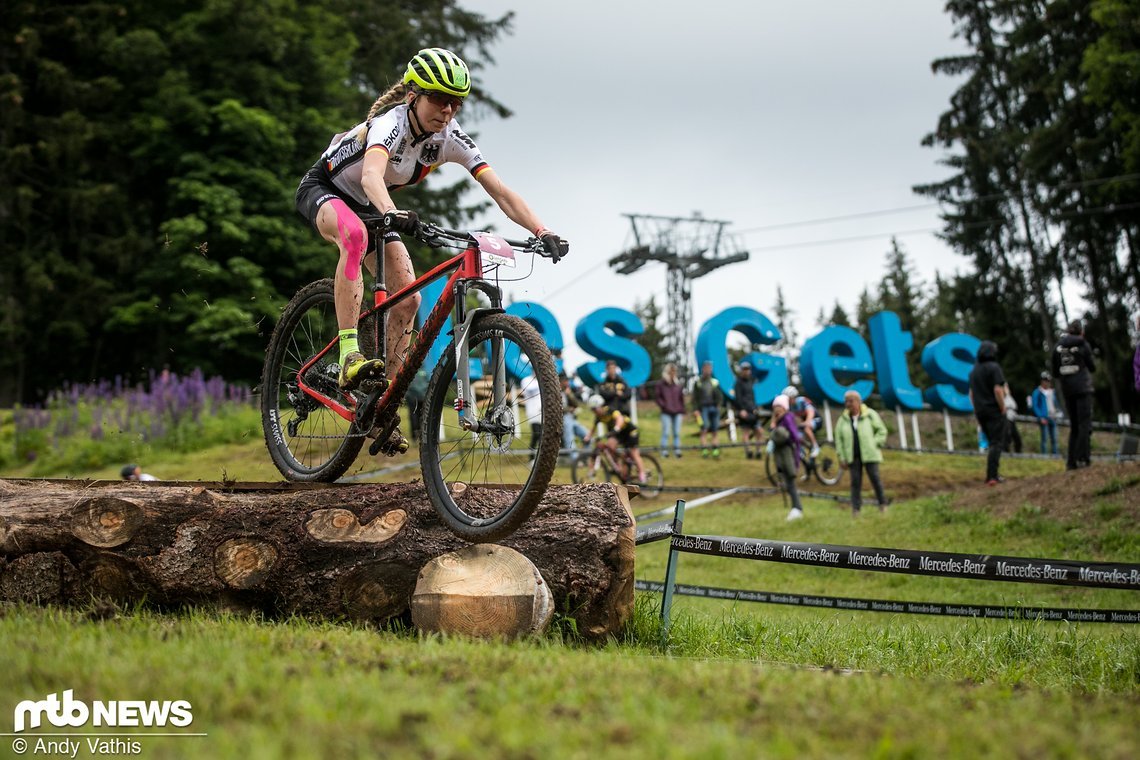 Leonie Daubermann setzte auf dem technisch nicht ganz einfachen Kurs auf ein Hardtail mit herkömmlicher Sattelstütze