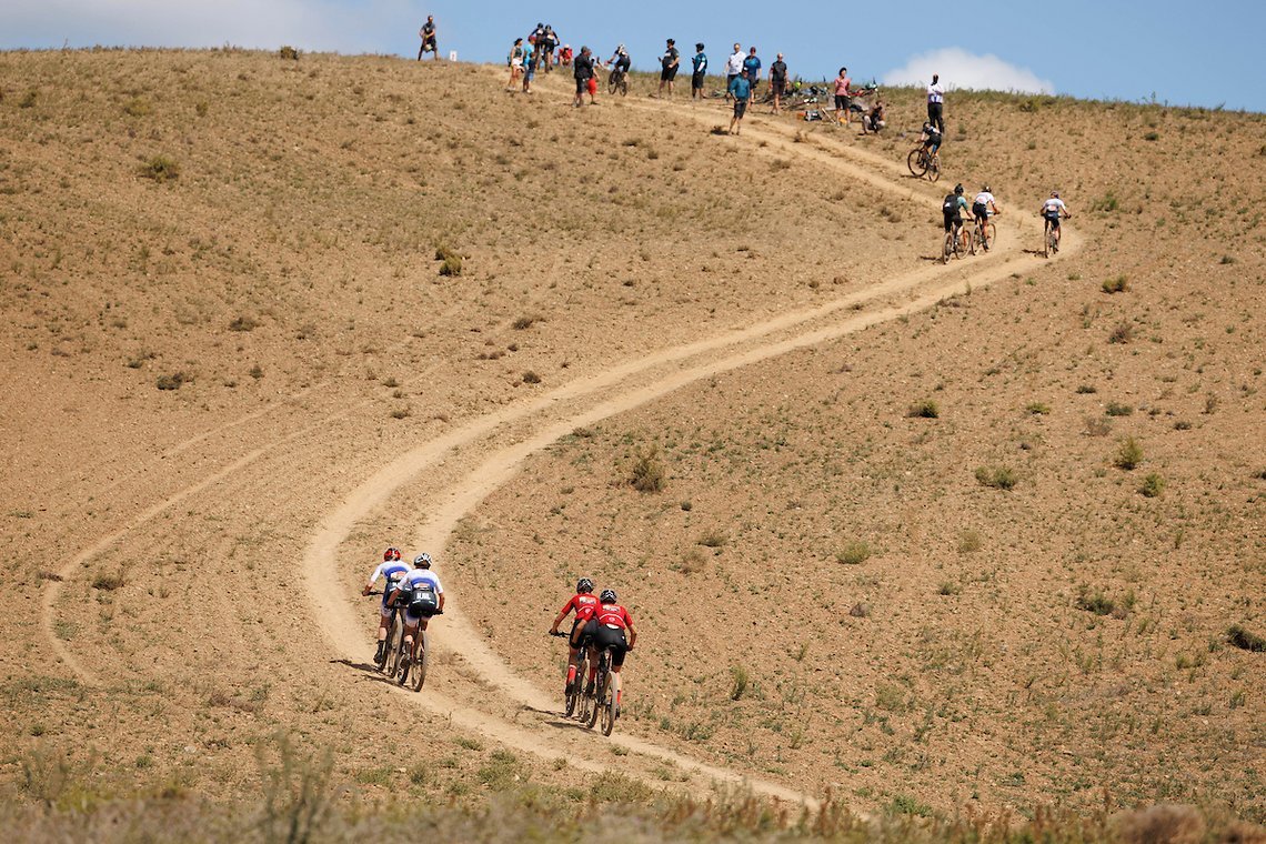 Die Prologstrecke führte sowohl auf einigen weniger technisch anspruchsvollen Passagen, als auch auf ersten Singletrails.