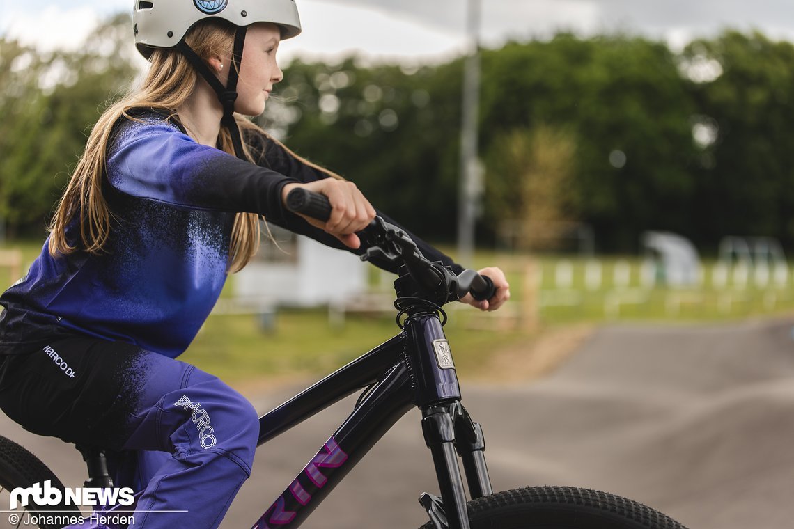 Laura trägt das komplette Race Outfit, bestehend aus dem Youth Gravity Jersey (49,99 €) und der Youth Gravity Pants (99,99 €).