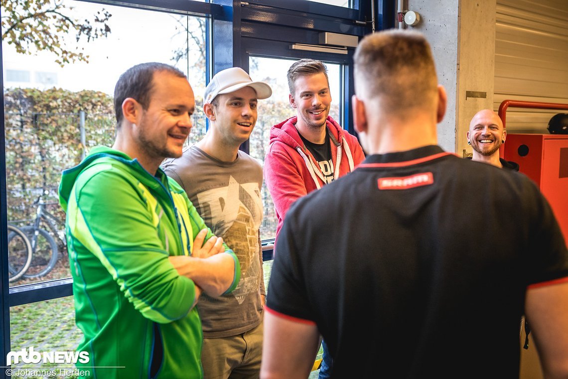 Die erste Station: Der DSD (Dealer Service Direct). Sebastian Schröder von SRAM erklärt den Gewinnern, wie Händler und Mechaniker direkt mit einem SRAM-Kontaktmann kommunizieren können