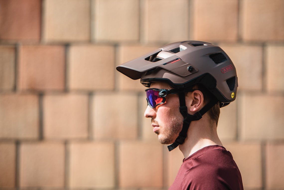 Der neue Abus Modrop bringt in Größe S leichte 310 Gramm auf Waage…