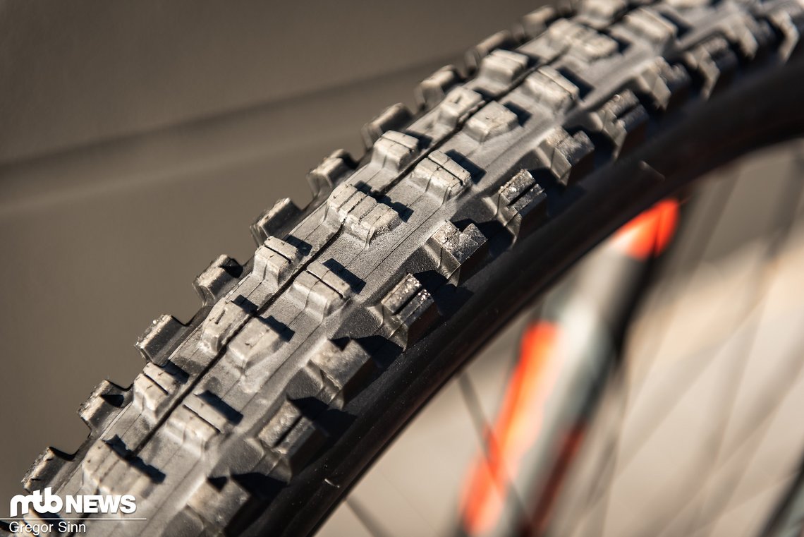 An der Front soll ein Maxxis Minion DHR II-Reifen für Grip sorgen.