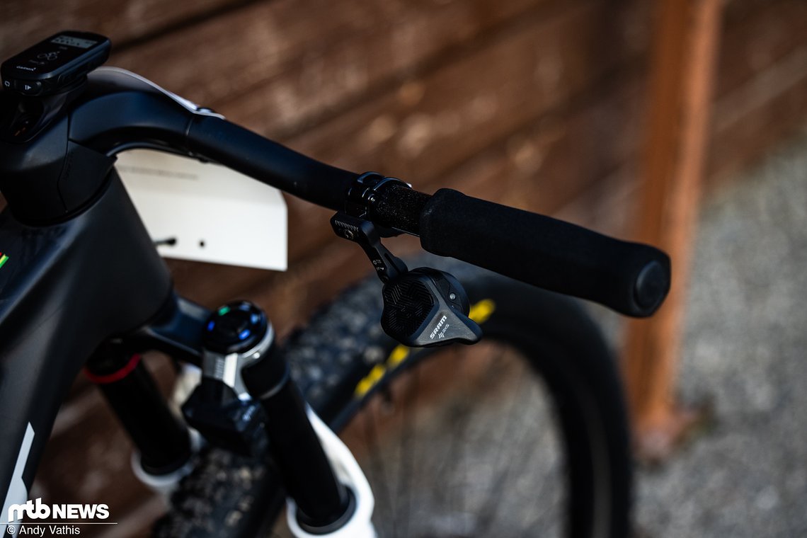 Während Schurter auf der linken Seite den regulären Pod Controller von SRAM nutzt, kommt auf der rechten Seite der Pod Controller Rocker Paddle zum Einsatz.