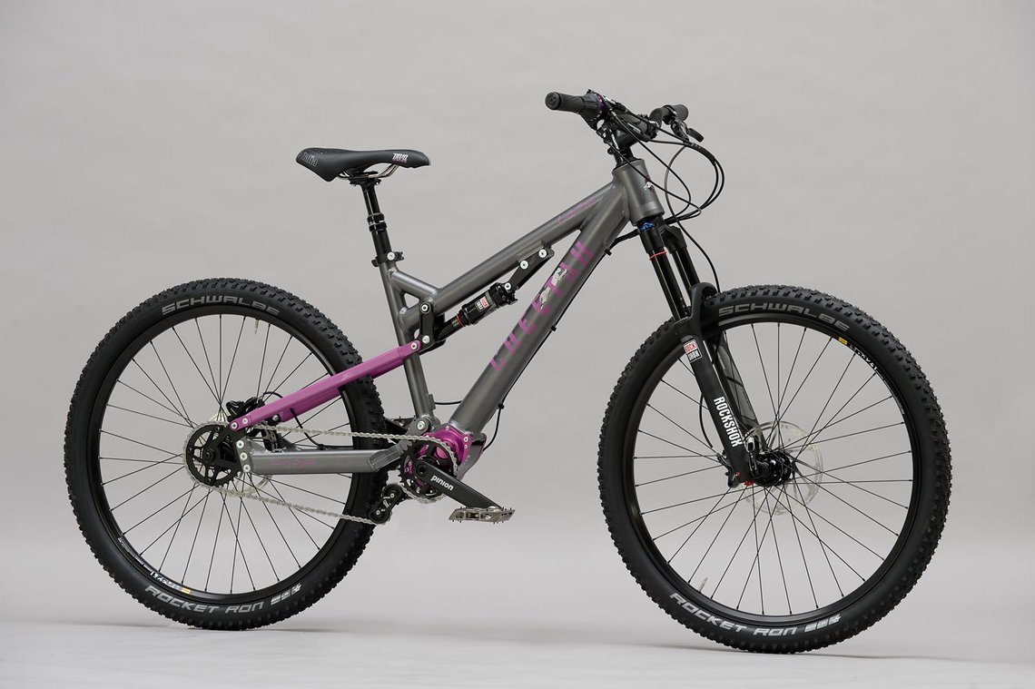 Frauen ab 1,55 Meter sollen mit diesem Modell eine ideale Maschine für Allmountain- und Enduro-Einsätze finden