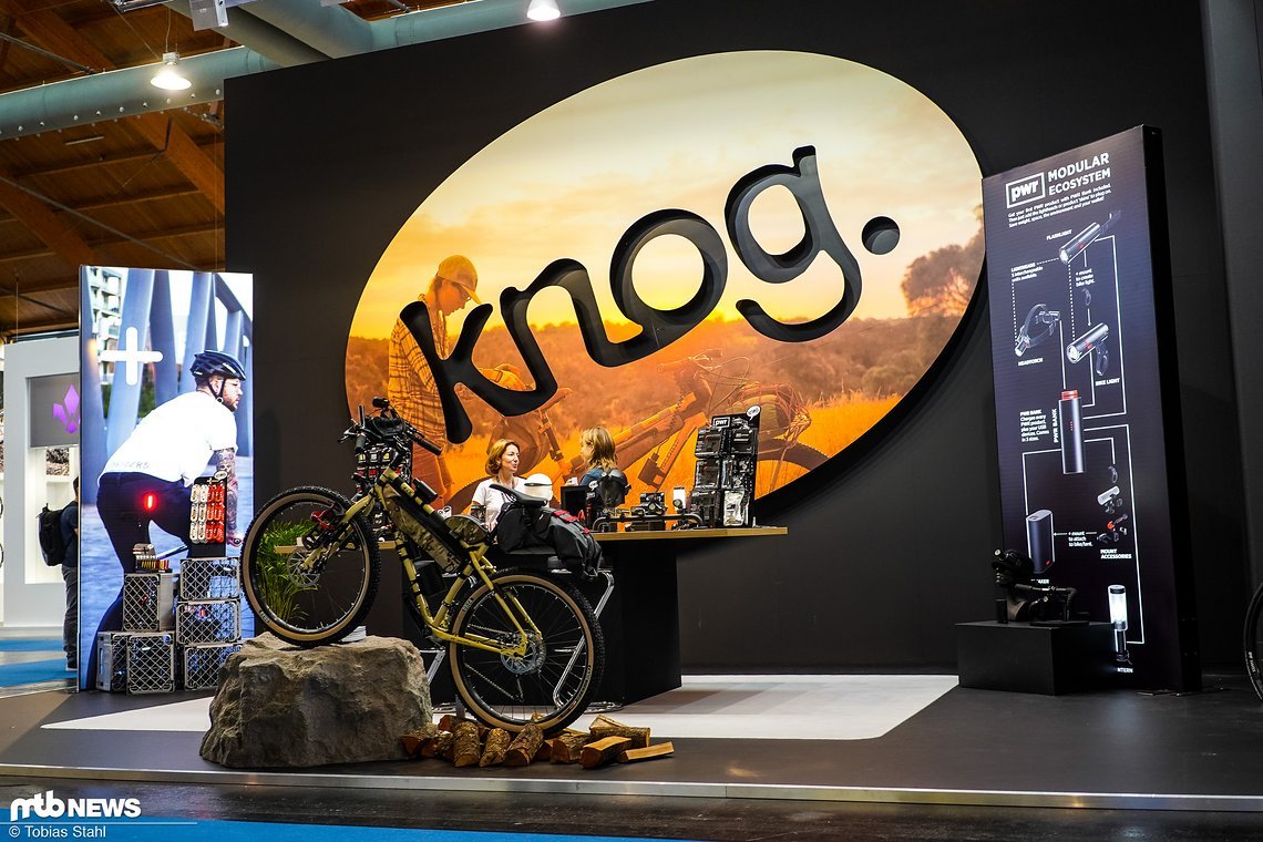 Nach wilden medizinischen Experimenten in der Vergangenheit hat Knog sich in diesem Jahr auf einen schlichten und schönen Stand konzentriert