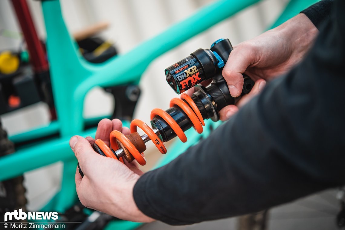Wie Service-freundlich ist das Modell? Wie gut lässt es sich dran schrauben? Und wie sieht es mit Garantie und Crash Replacement aus?
