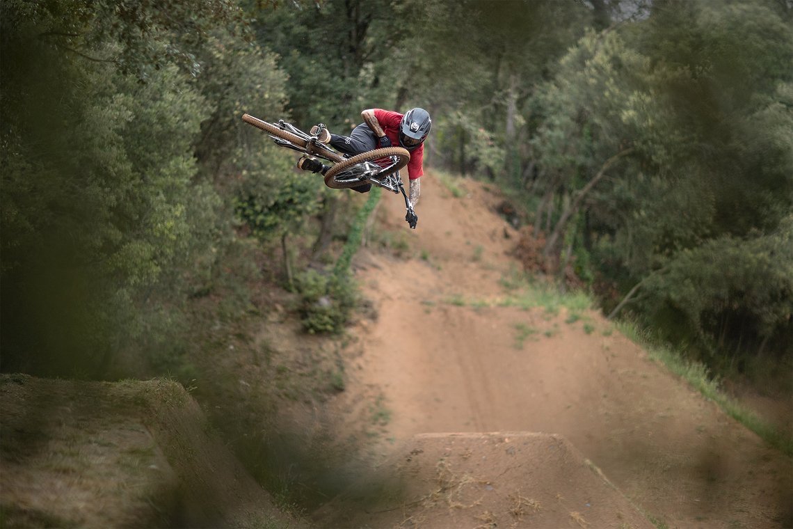 Andreubehindthelens003