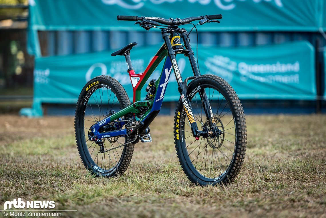 Erik hat seinen Teamkollegen Johann direkt nach dem Weltcup in Val di Sole mit diesem Custom-Rahmen überrascht Erik hat seinen Teamkollegen Johann direkt nach dem Weltcup in Val di Sole mit diesem Custom-Rahmen überrascht