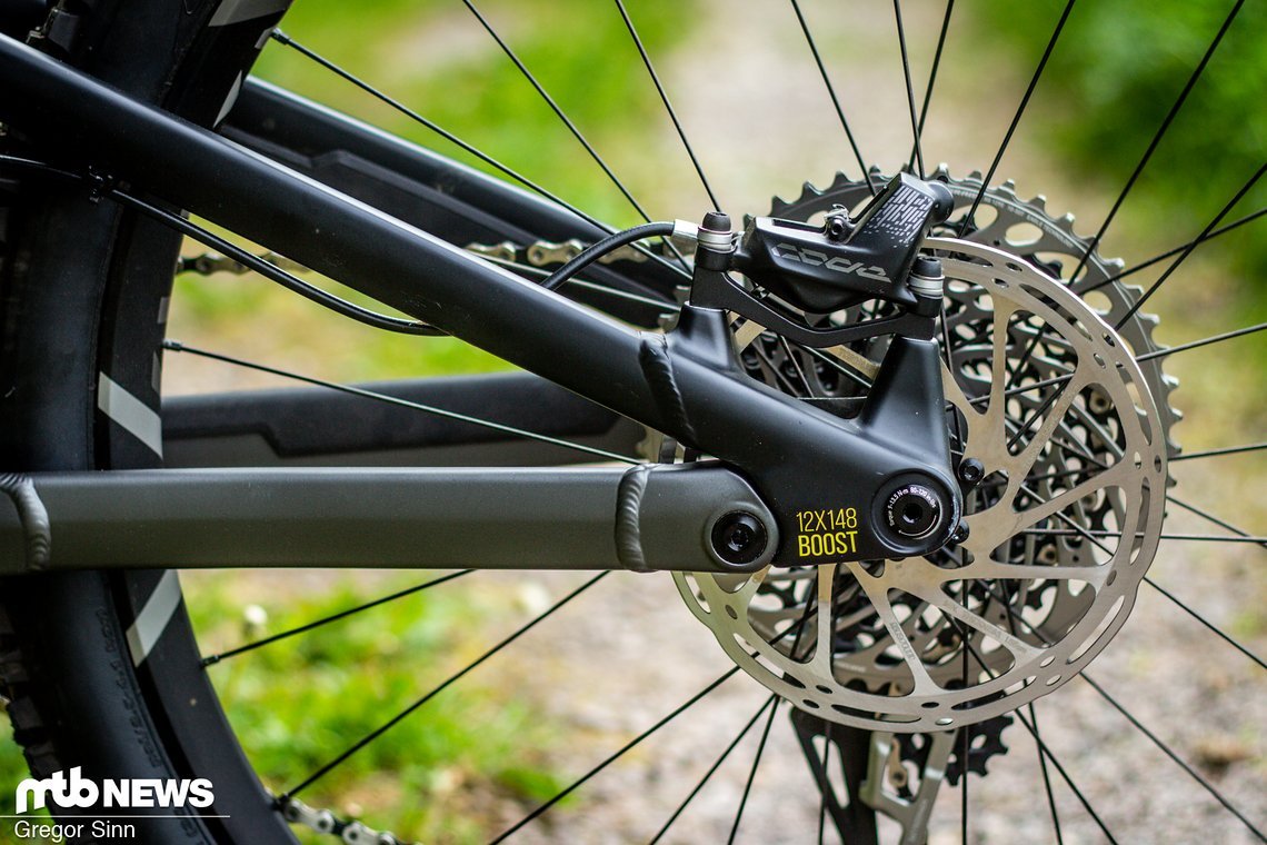 Für die nötige Verzögerung sorgten SRAM Code R-Bremsen mit massiven 4-Kolben-Sätteln