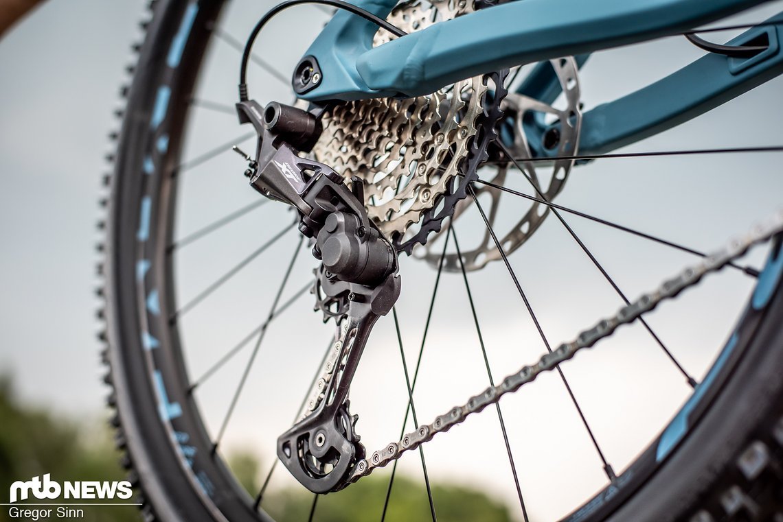 Die 12 Gänge schaltet ein Shimano XT-Schaltwerk durch.
