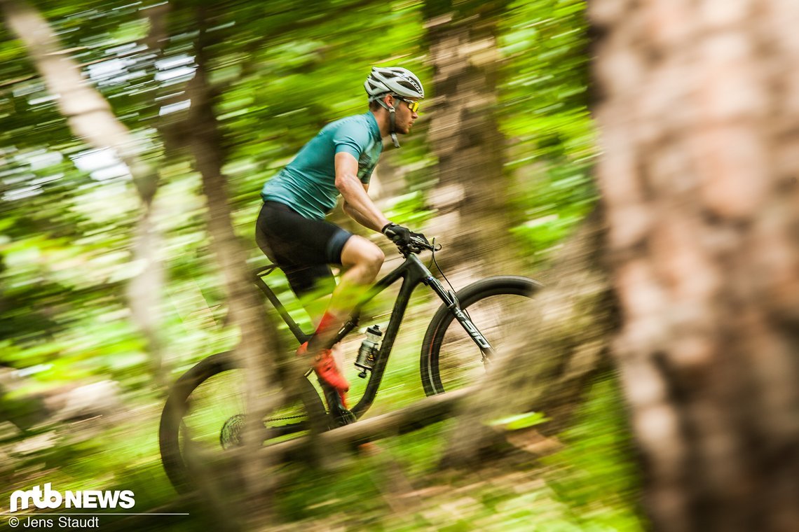Eine äußerst angenehme Sitzposition macht das Vorankommen auf dem Specialized Epic S-Works zu einer Wohlfühlangelegenheit