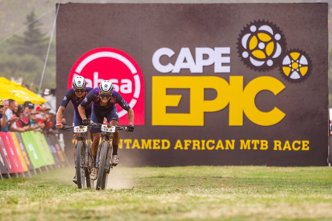 Die Überraschung schlechthin des Cape Epic 2022: Mit enorm vielen Attacken fuhren Lukas Baum und Georg Egger die Konkurrenz müde, sodass beide letztlich noch auf der letzten Etappe die Gesamtwertung an sich reißen konnten