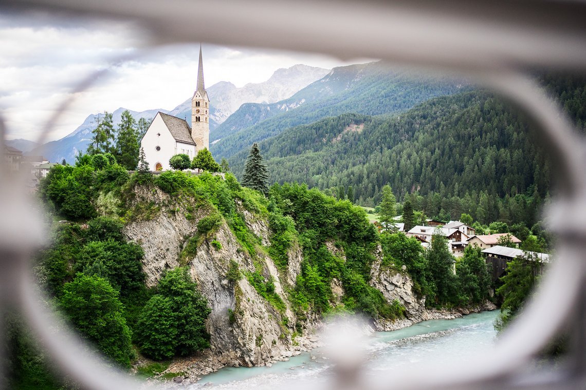 42 - Vom Eventgelände aus rollen wir gemeinsam über die beeindruckende und fast 70 m hohe Inn-Brücke Punt d´En Vulpera  - Foto (c) Max Schumann jpg