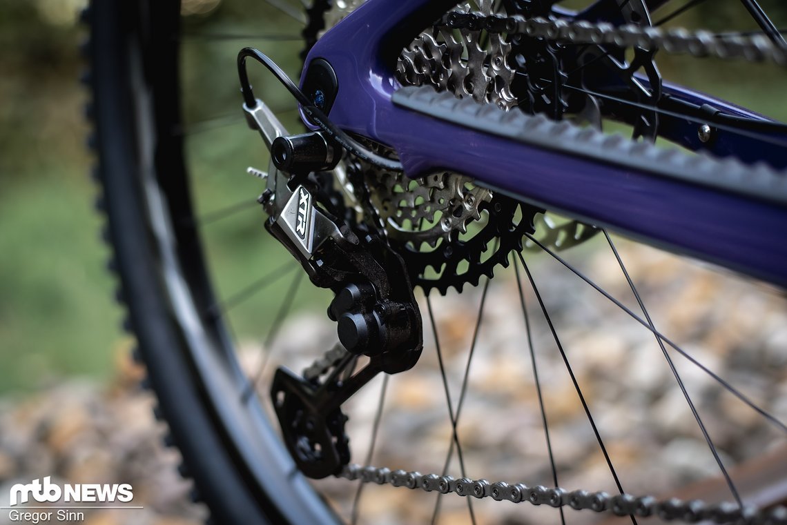 Für präzise Schaltvorgänge ist ein Shimano XTR-Schaltwerk mit 12 Gängen zuständig.