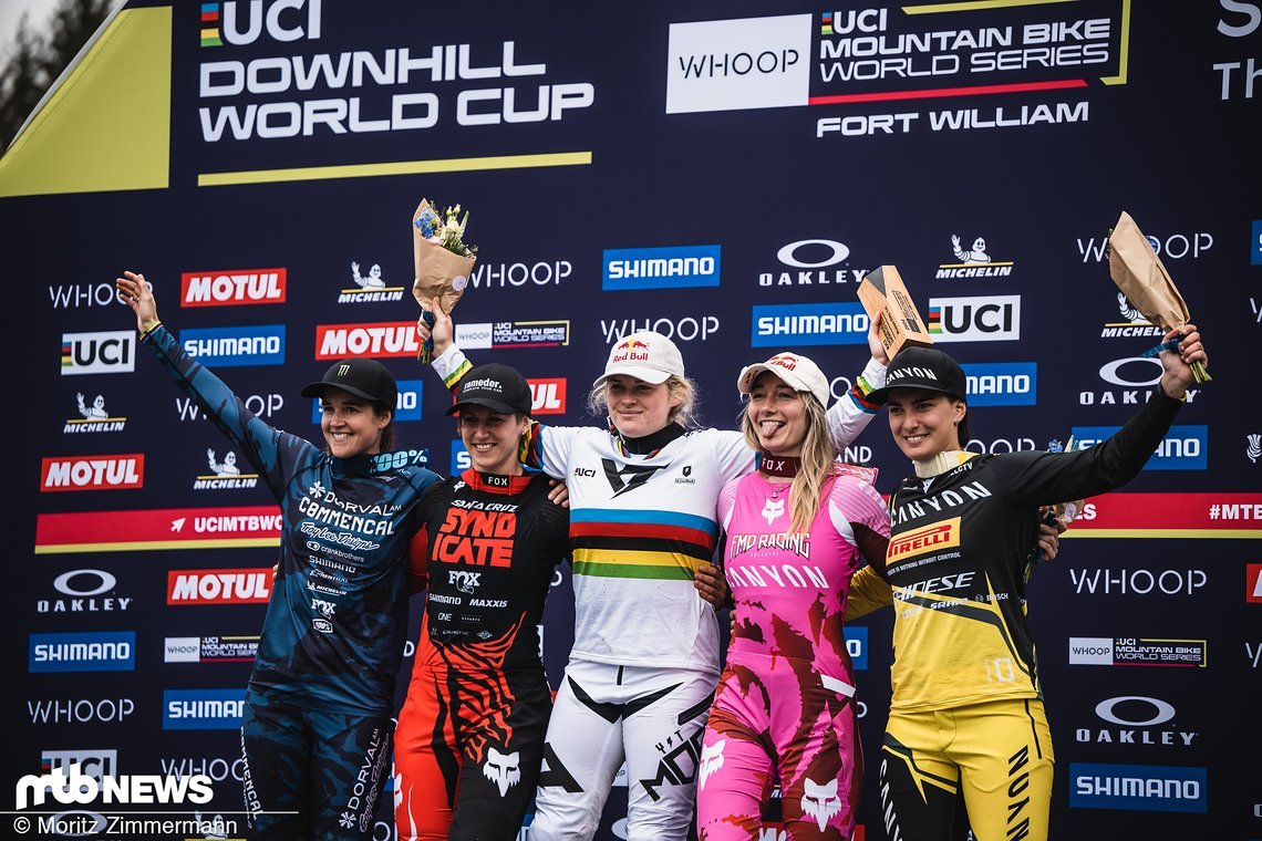 Die Top 5 in Fort William von links nach rechts: Camille Balanche, Nina Hoffmann, Vali Höll, Tahnée Seagrave und Gloria Scarsi bilden das Podium.