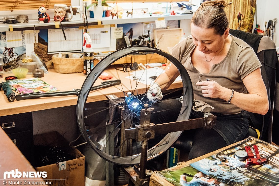 Viele der Laufräder werden per Hand eingespeicht