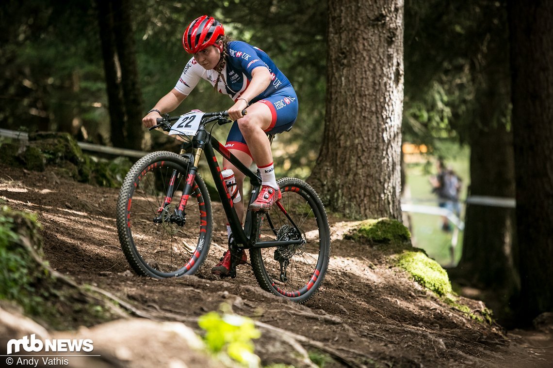 Dahinter entwickelte sich ein spannendes Duell um die Silbermedaille: Die Britin Harriet Harnden...