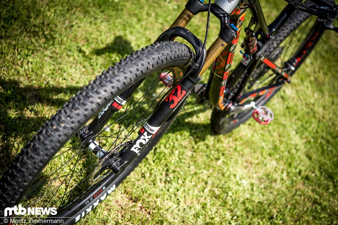 Eine Fox 32 Step Cast mit 100 mm Federweg sorgt für Kontrolle an der Front.