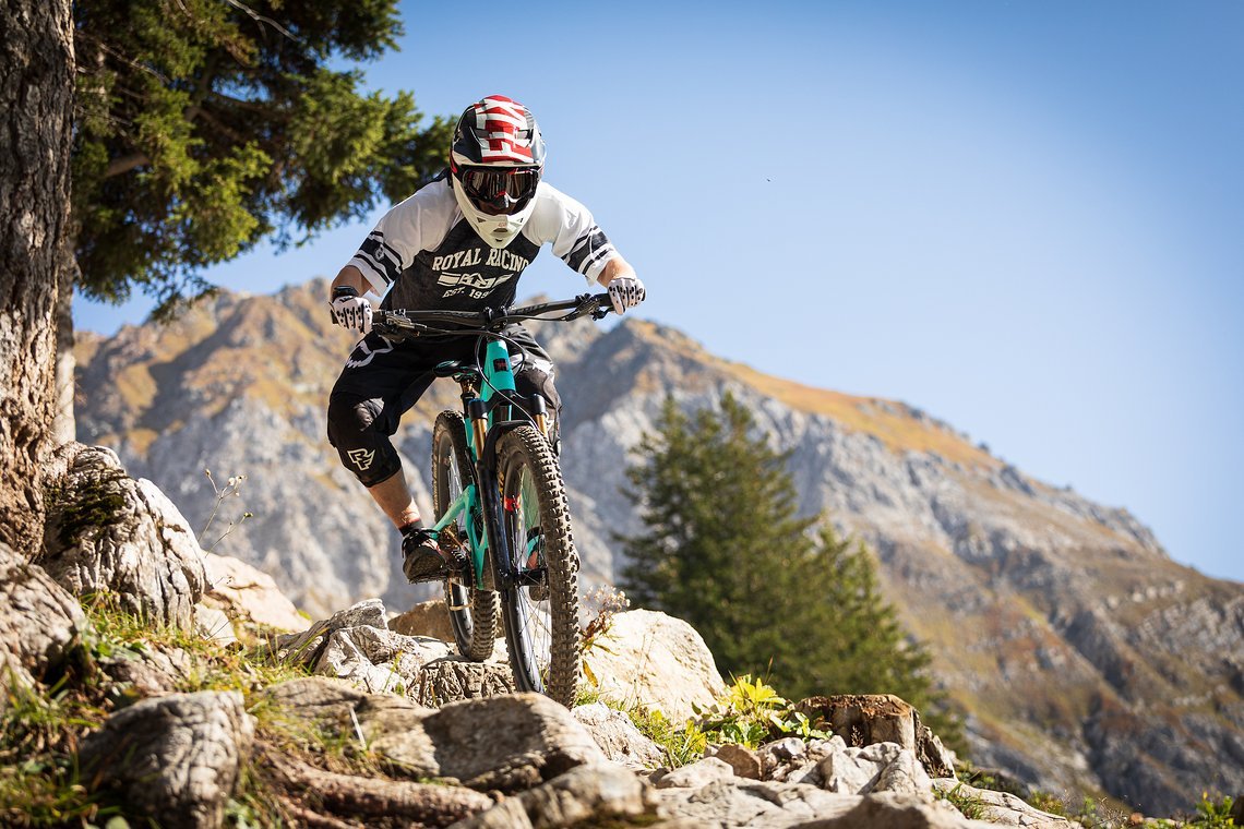 In der Schweiz erwartet das Bronson alles – von verblockten Trails ...