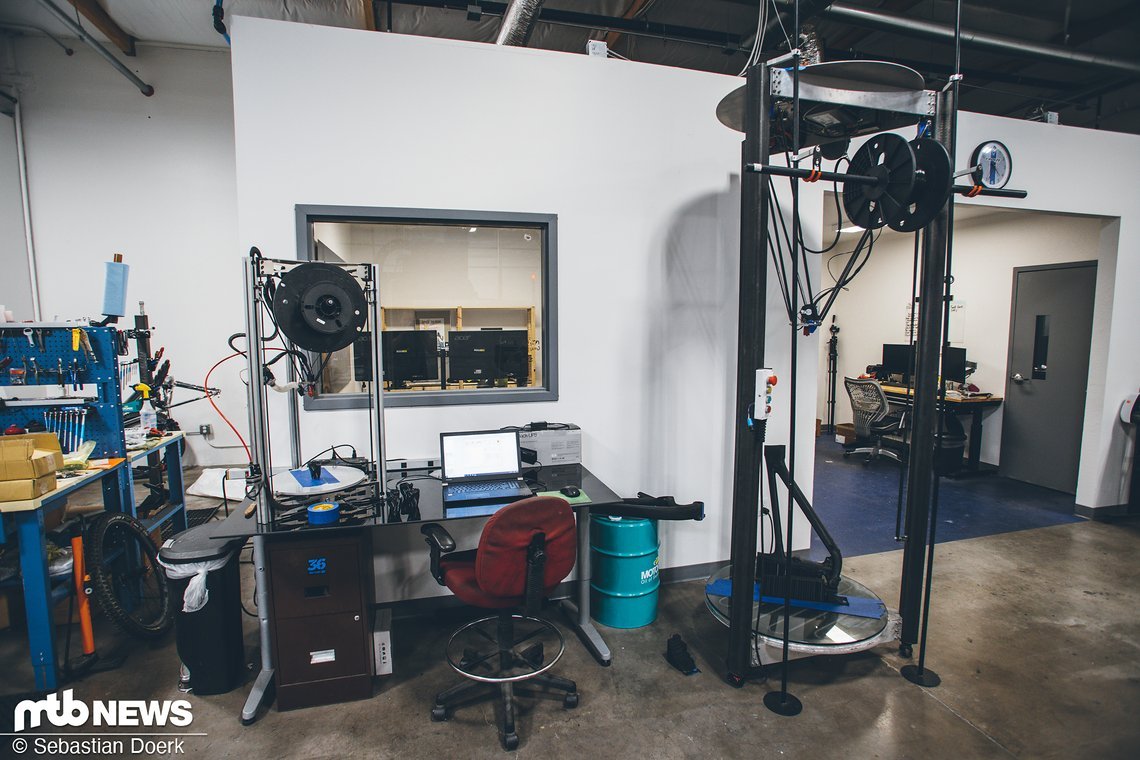 Die 3D-Printer hat er selbst konstruiert. Erst den Kleinen, dann den Großen, dann noch einen für die University of Arizona.