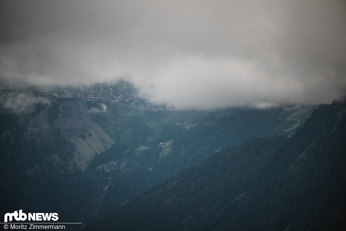 Vom Mont Chery bietet sich eine durchaus beeindruckende Aussicht auf die umliegenden Berge und Ortschaften
