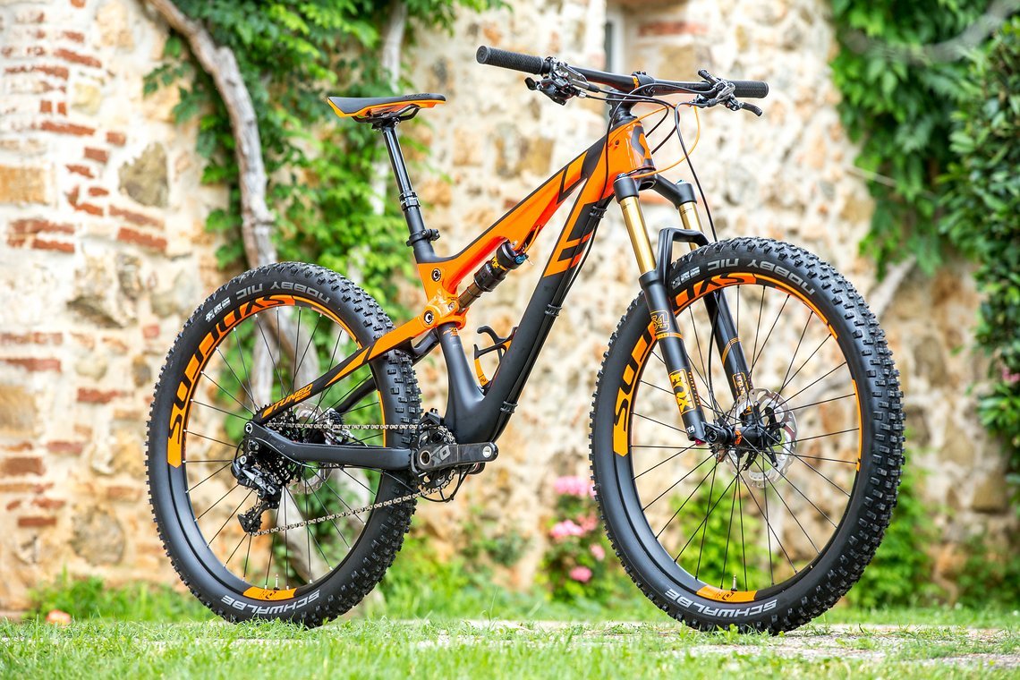 Ansprechend: Das Genius 700 Tuned Plus setzt auf einen starken Kontrast zwischen schwarz einerseits und rot-orange andererseits