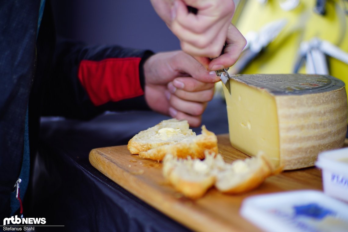 Mit dem Leatherman geht es an den frisch bereitgestellten Käse