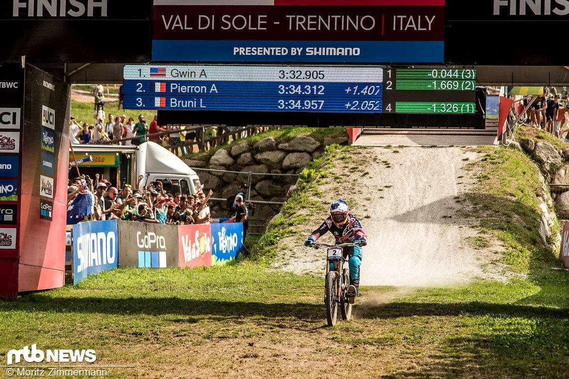 Aaron Gwin überquert die Ziellinie …