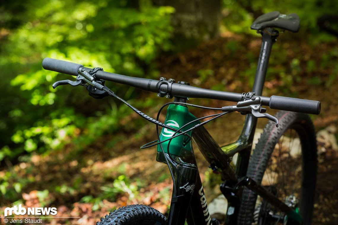 Die Anbauteile des Rads stammen aus einem Mix aus hauseigenen Komponenten und Produkten des Carbon-Spezialisten Enve sowie den Sattelexperten von Prologo